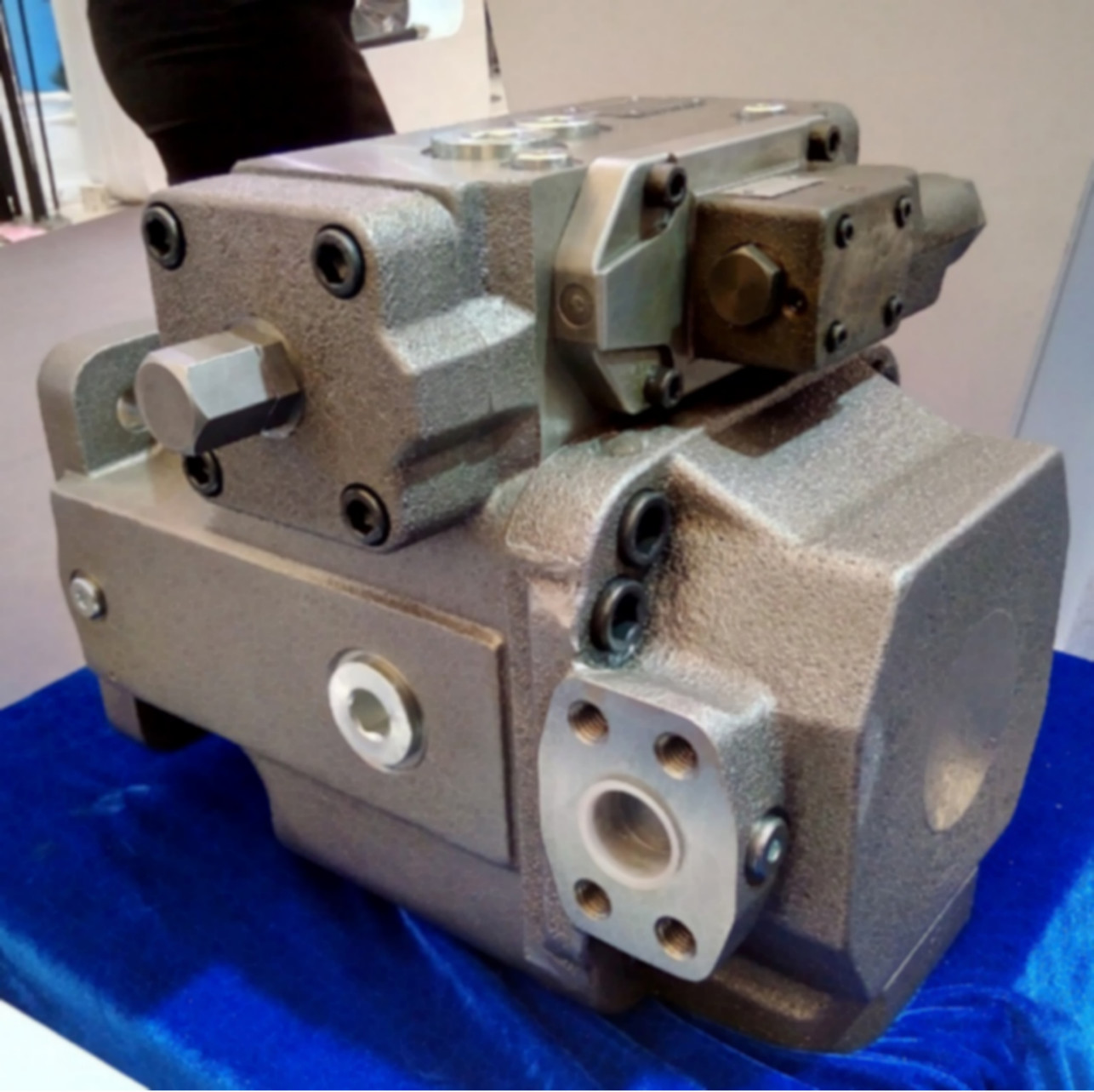 Hydraulic Variable Axial Piston Pump A4VSO 71 Cc/Rev For Extrusion ...